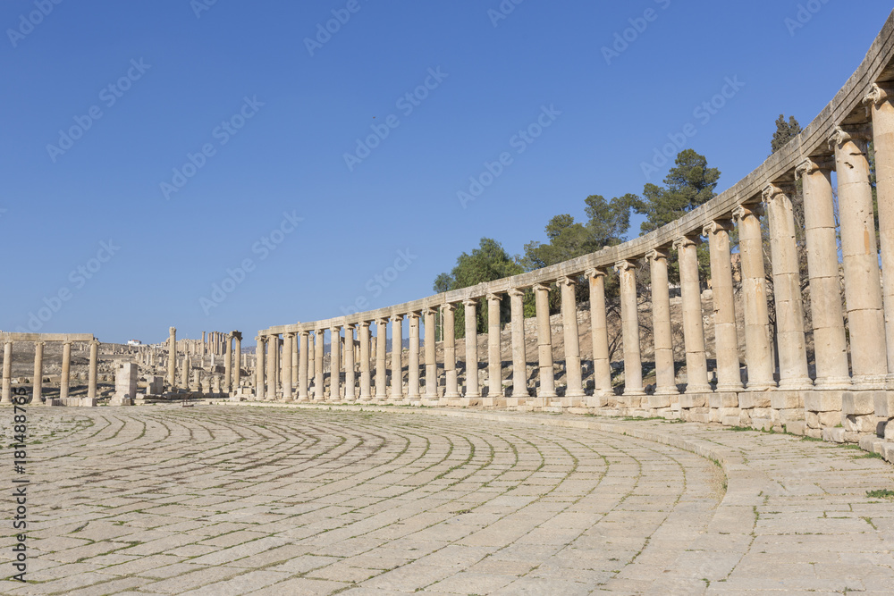 Fototapeta premium Oval plaza forum in the ruins of the old city of Jerash in Jordan