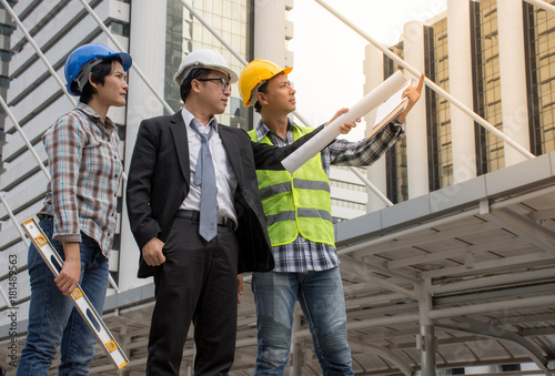 Foto Asian Engineer and architect team checking construction at construction site