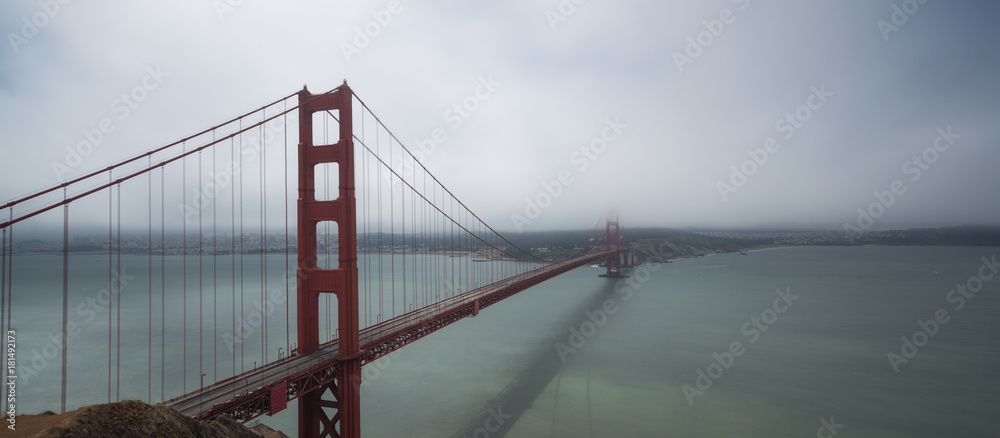 Fototapeta premium Golden Gate Bridge Panorama on a cloudy day