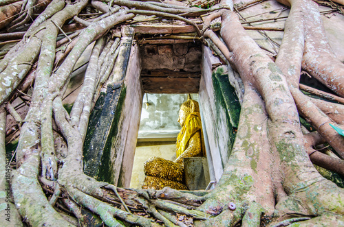 Unidentified people pray golden Buddha statue inside the ancient temple of Wat Bang Kung , founded in 1707, at Amphawa on Aug 21, 2017 in Samut Songkhram, Thailand. photo