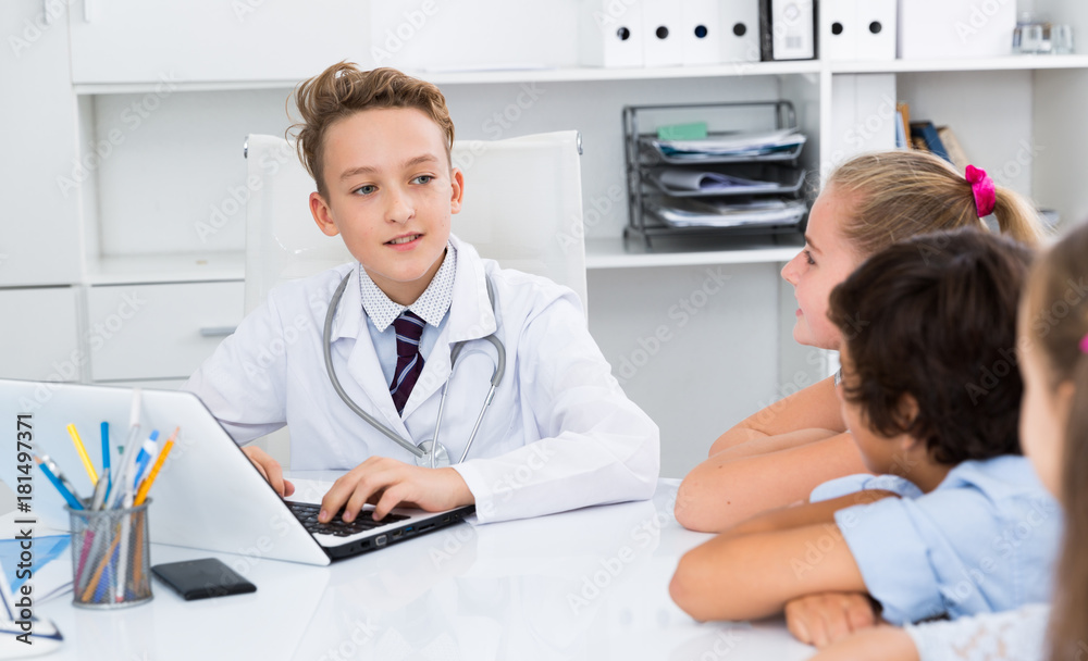 Obraz premium Young male doctor in uniform