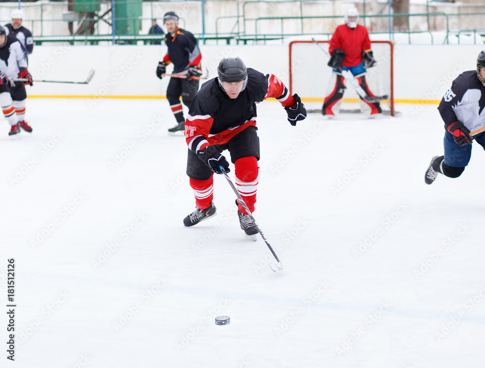 Obraz premium Ice hockey skater with stick in counterattack.