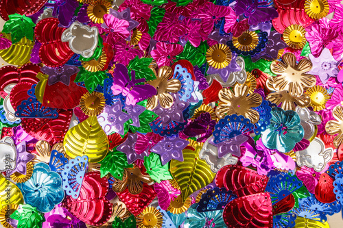Sequins multicolores de diff  rentes formes