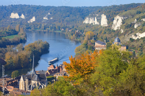 Les Andelys vu de château-Gaillard en automne, Eure, Normandie photo