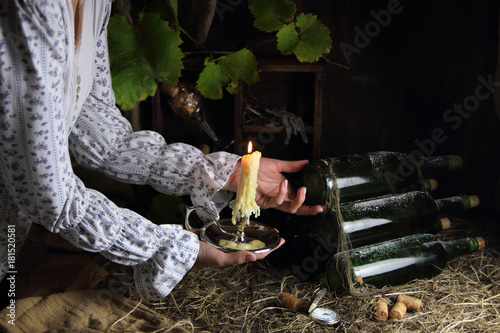 девушка со свечой в винном погребе 