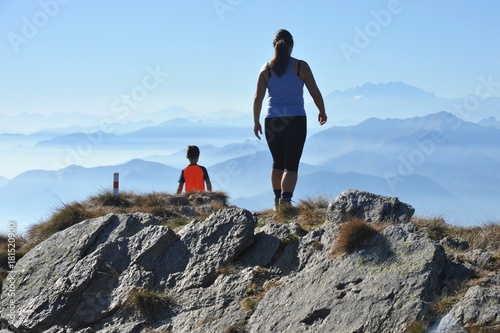 Familie beim Bergwandern auf den Höhen des Veddascatals östlich des Lago Maggiore, Tessin, Italien photo