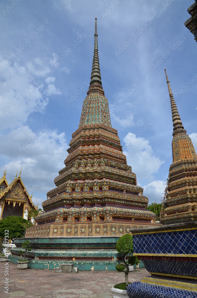 Fototapeta premium STUPAS WAT PHO PALAIS ROYAL BANGKOK THAILANDE