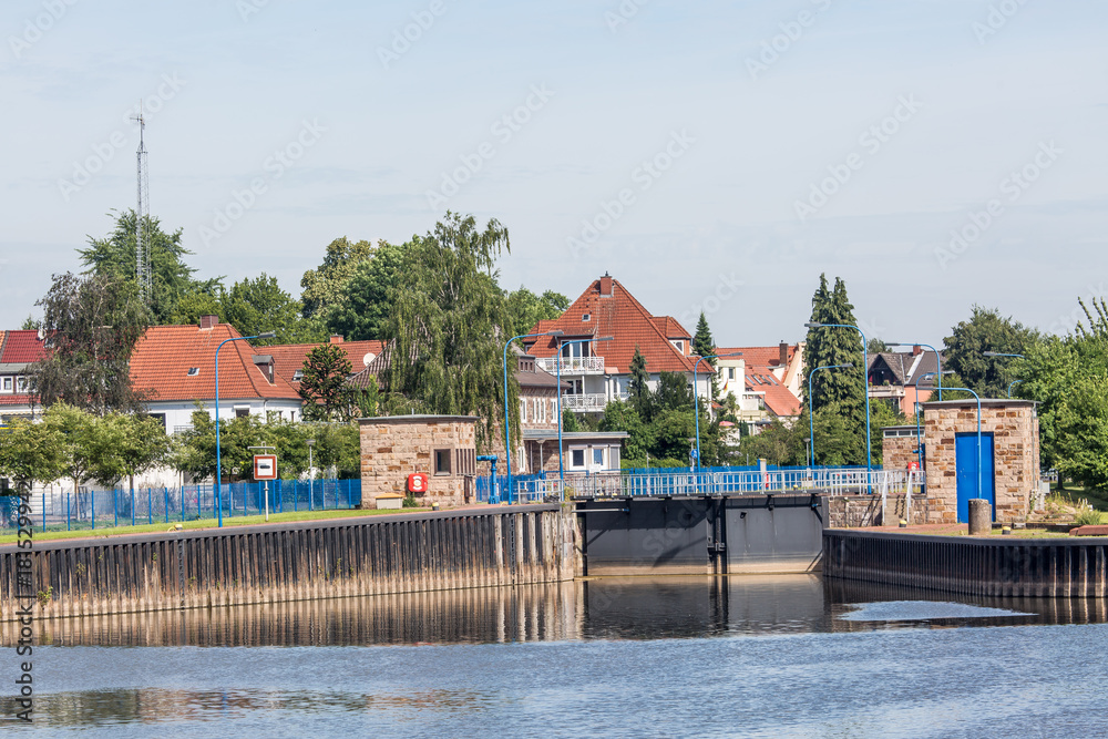 Obraz premium Bergseitige Zufahrt Weserschleuse Hameln