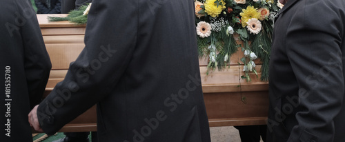Photos Sargträger tragen einen mit Blumen geschmückten Sarg