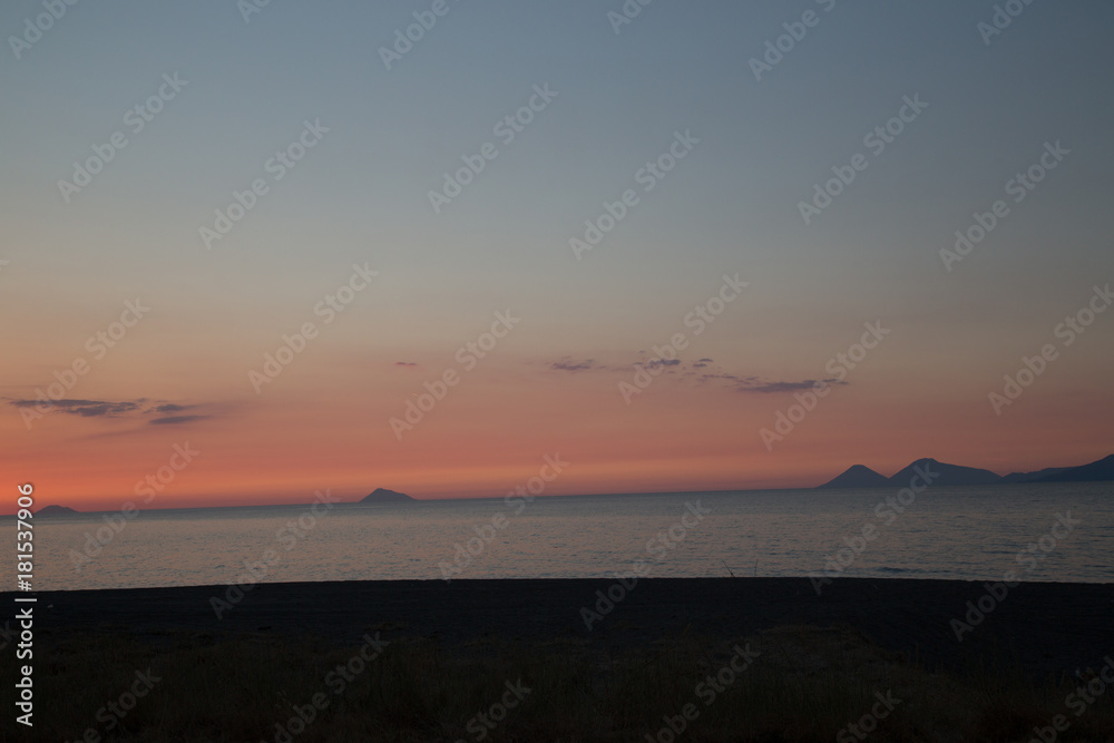 Spiaggia, mare, sole serale, all'orizzonte le isole Eolie, vista dal sud, Sicilia 