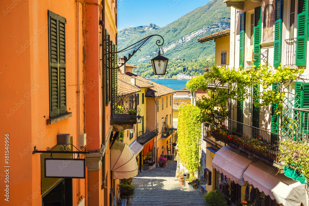 Fototapeta Malownicza i kolorowa ulica starego miasta we włoskim mieście Bellagio