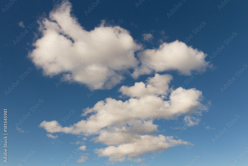 Distintas nubes blancas en cumulos con fondo de cielo azul Distintas nubes blancas en cumulos con fondo de cielo azul