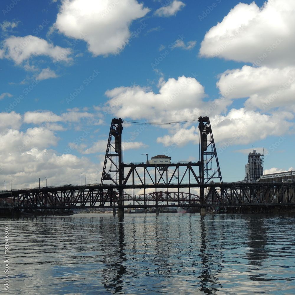 Fototapeta premium Lift bridge across Willamette River at Portland Or usa