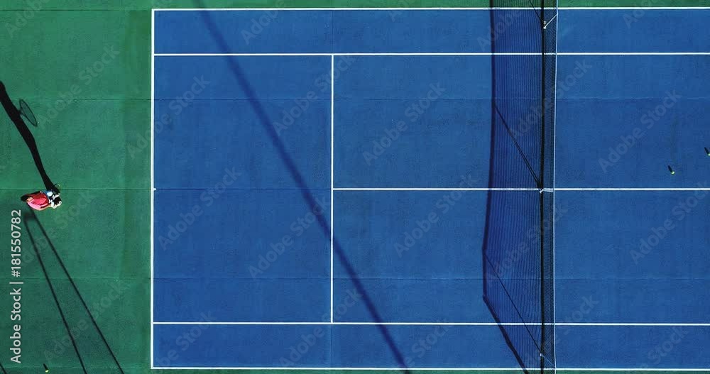 homme qui joue au tennis sur une surface rapide