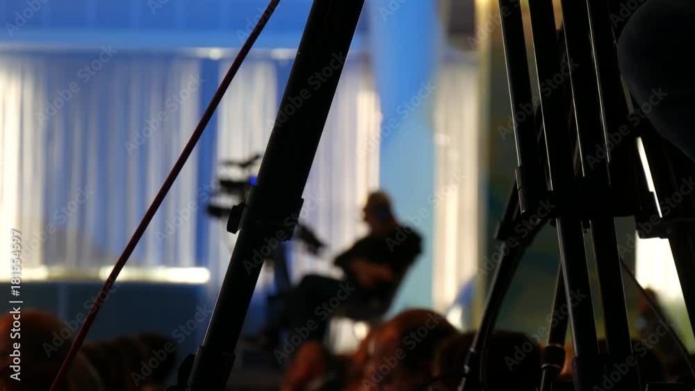 Telecamera con cameraman produzione televisiva in studio