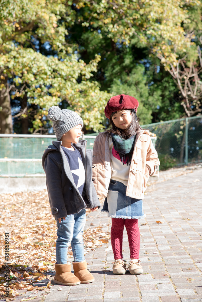 Fototapeta premium 笑顔で見つめる二人