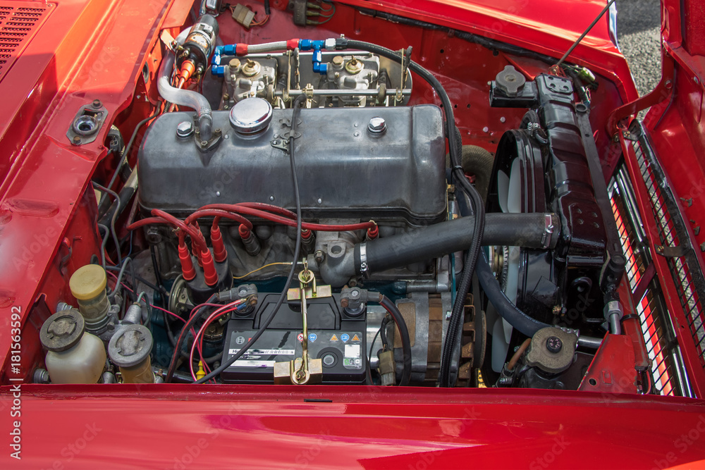 Fototapeta premium 古い車のエンジンルーム engine compartment of a old vehicle