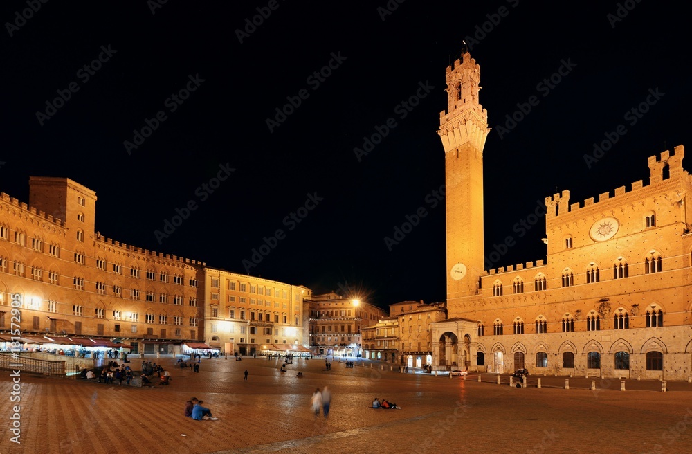 Obraz premium Siena City Hall Bell Tower at night