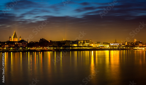 Rheinufer bei Mainz an einem Herbstabend © parallel_dream