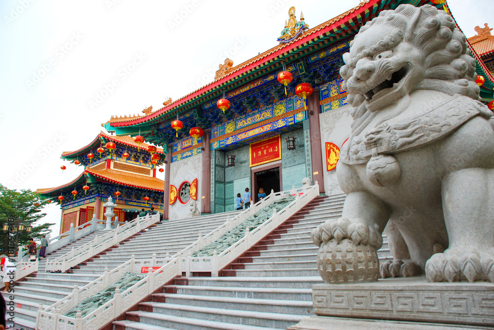 Fototapeta premium Traditional and architecture Chinese style temple, Nonthaburi on september 2012 at Wat Mangkon Kamalawat (Wat Leng Noei Yi) in nonthaburi , Thailand. (Wat Borom Racha Kanchana Phi Sek Anuson)