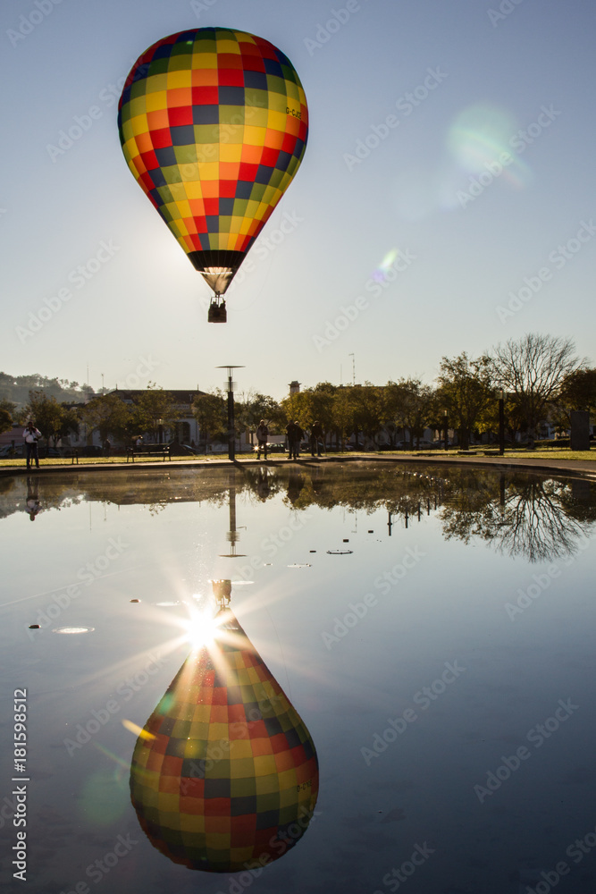 Fototapeta premium Balão de Ar quente em ponte de sor