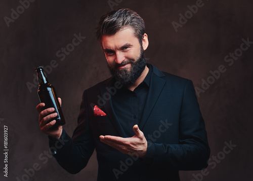 Canvas-taulu A man in a black suit presenting craft beer.
