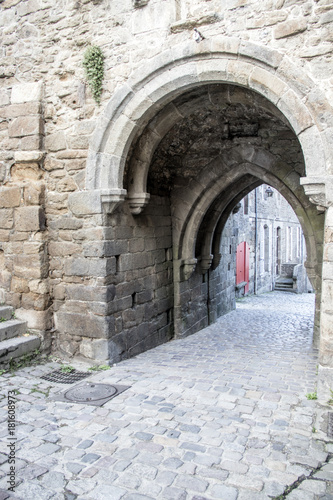 Dinan. Porte dans les remparts de la ville, rue du Jerzual. Côtes d’Armor. Bretagne © guitou60