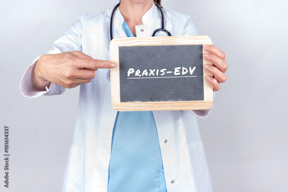 Arzt mit Schild zu Praxis EDV Arzt mit Schild zu Praxis EDV
