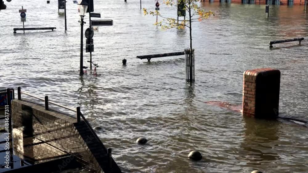 Hochwasser am St. Pauli Fischmarkt zur Feuerwehrzufahrt Hochwasser am St. Pauli Fischmarkt zur Feuerwehrzufahrt