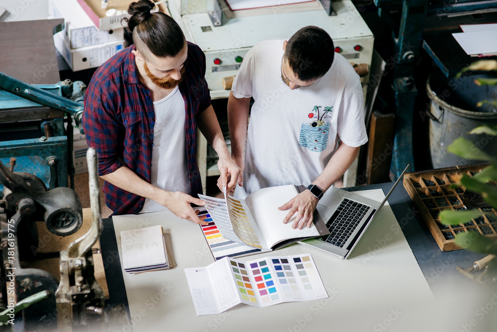 © ADDICTIVE STOCK - People working with color palette