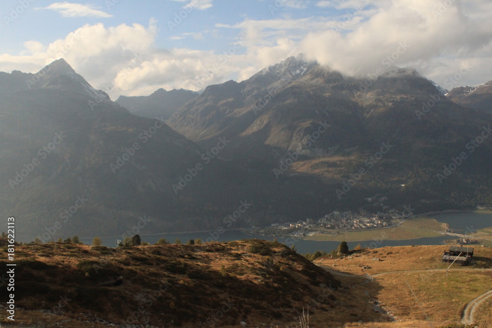 Alpenlandschaft im Oberengadin; Blick hinunter nach Silvaplana