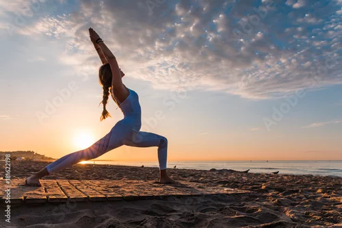 Obraz dziewczyna robi sport na plaży