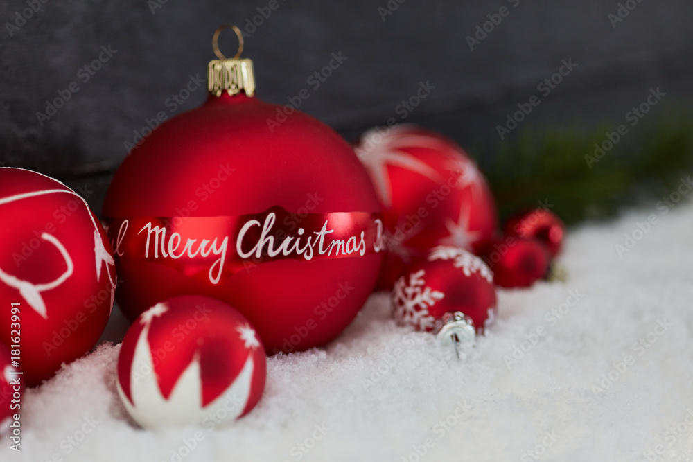 Merry Christmas Gruß auf roter Weihnachtskugel Stock Photo | Adobe Stock