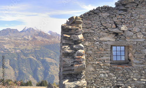 Tableau sur toile wall of ancient sheepfold in front of mountain landscape