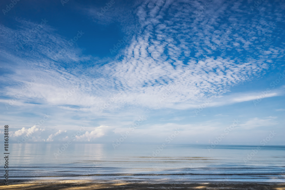 Obraz premium morning beach and cloudscape