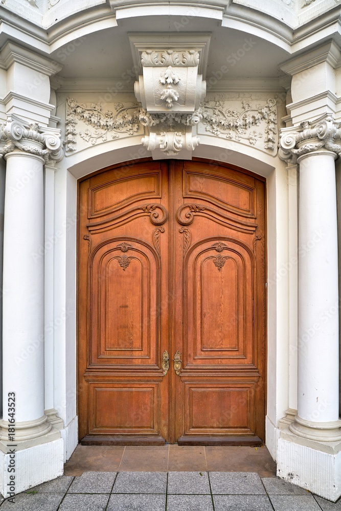 Barocke Eingangstür an einem alten Haus in der Altstadt von Dresden