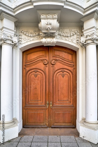 Barocke Eingangstür an einem alten Haus in der Altstadt von Dresden