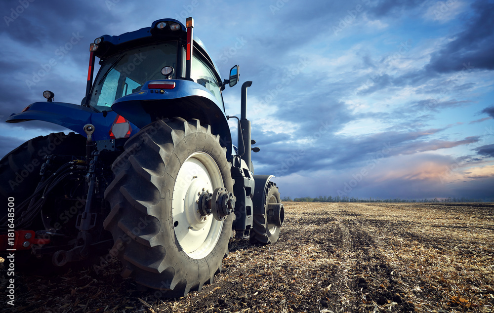 Obraz premium A powerful tractor handles the ground