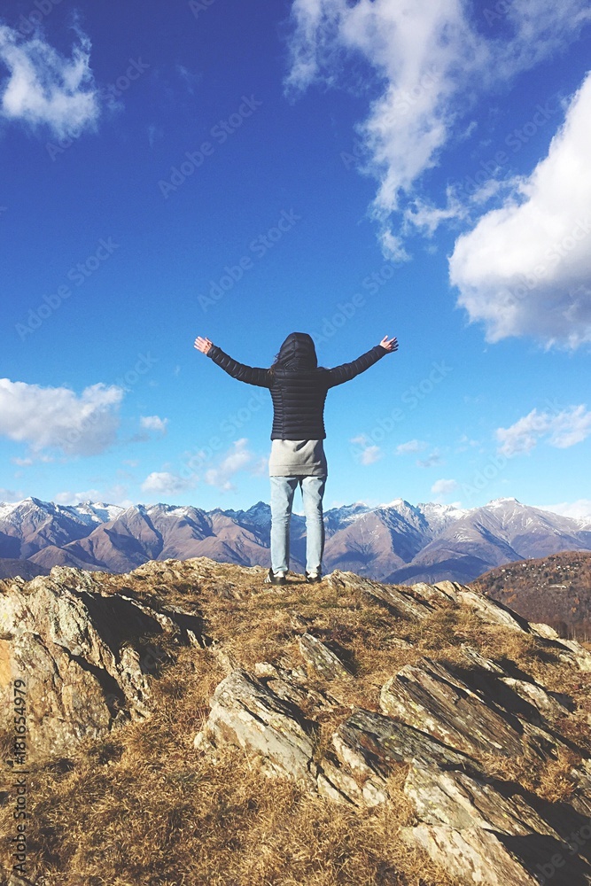 donna in cima di una montagna