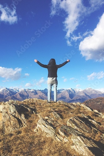 donna in cima di una montagna
