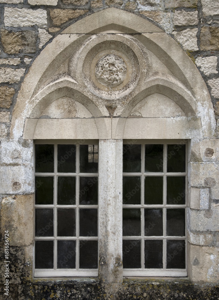 Fenêtre gothique de l'abbaye de Fontenay à Marmagne, Côte-d'Or, France