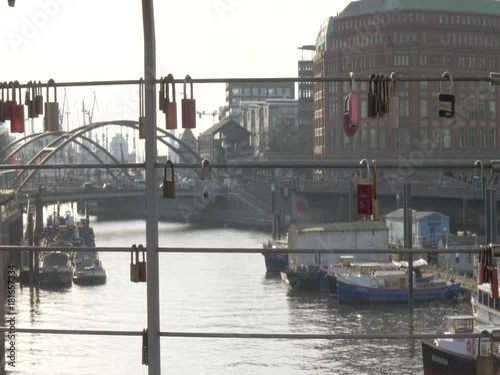 Brücke mit Vorhängeschlössern, reales anamorphot