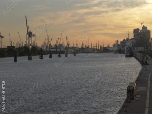 Hafen mit Kränen abends, reales anamorphot
