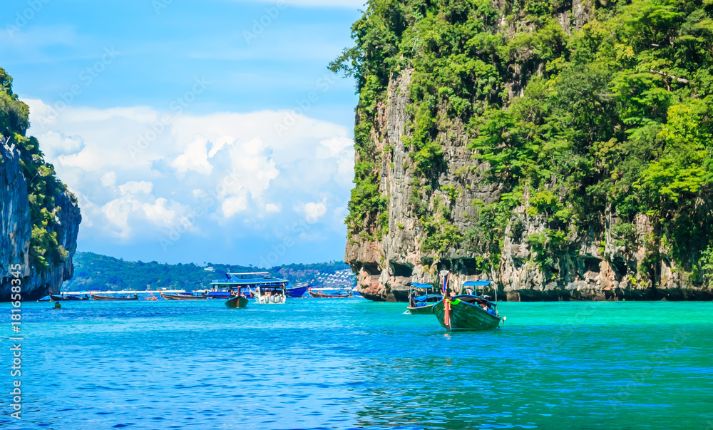 Obraz premium Boat in MAYA Bay Phi Phi Islands Andaman sea Krabi Thailand.