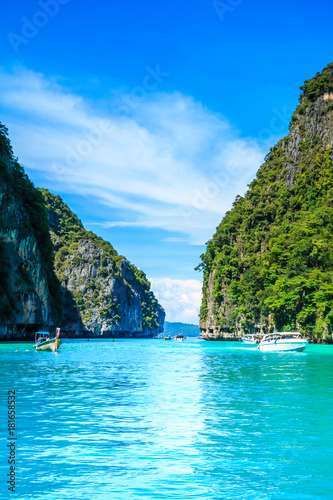 Obraz na płótnie Boat in MAYA Bay Phi Phi Islands Andaman sea Krabi Thailand. w salonie