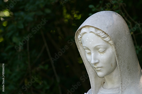 Statuen und Grabsteine auf einem Friedhof