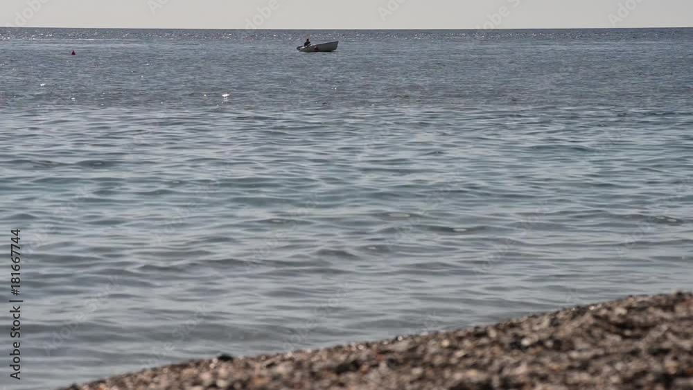 pescatore in mezzo al mare alle prime luci del giorno pescatore in mezzo al mare alle prime luci del giorno