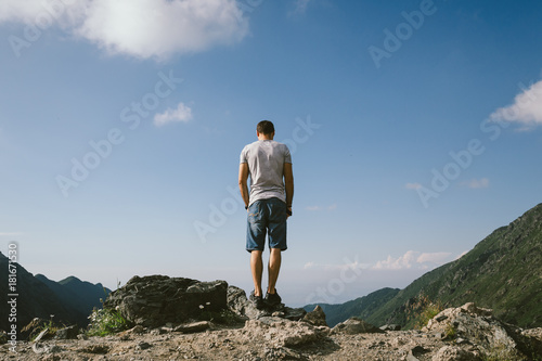 Obraz na płótnie Man in the mountains w salonie