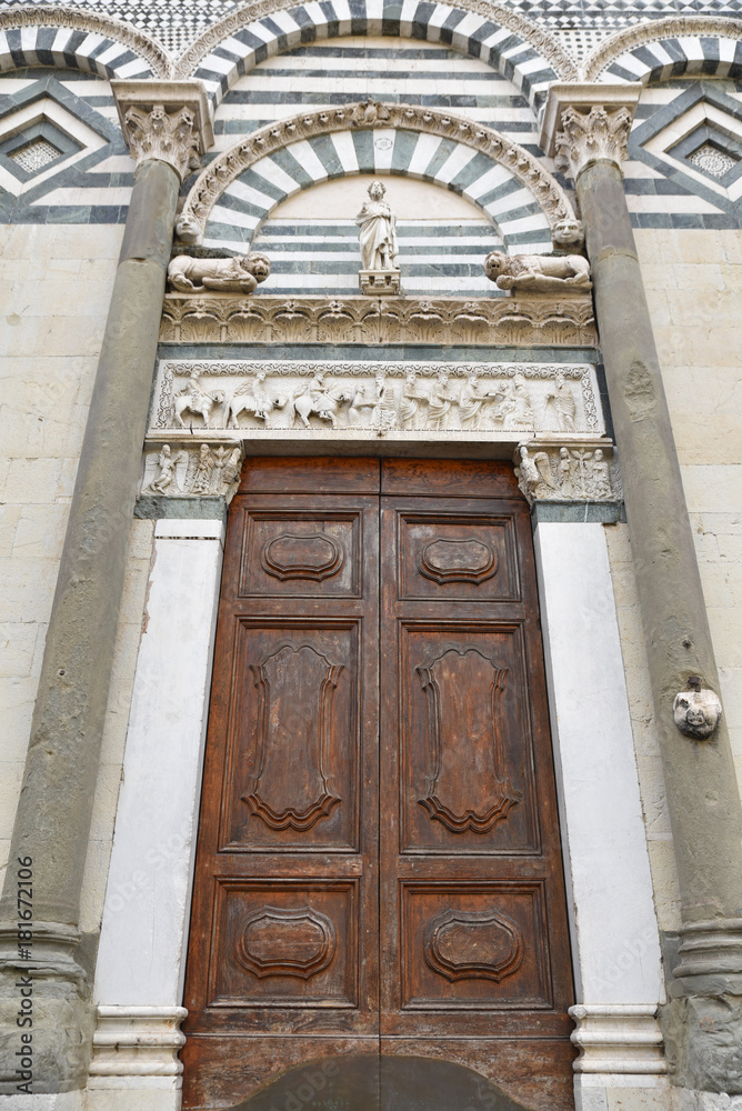 Portail de l'église Sant Andrea à Pistoia en Toscane, Italie
