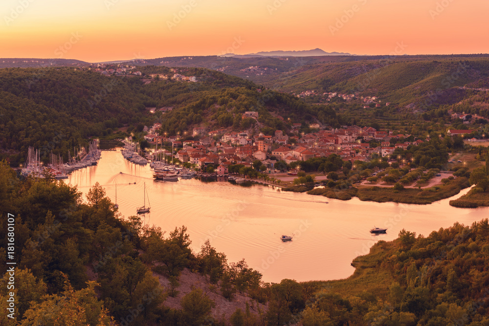 Φωτογραφία Small cozy town of Skradin on Krka river in sunset light, the entrance to the Kr